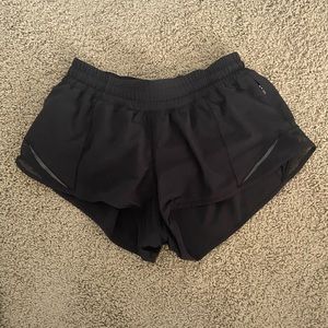 2.5 lulu hotty hot short in black